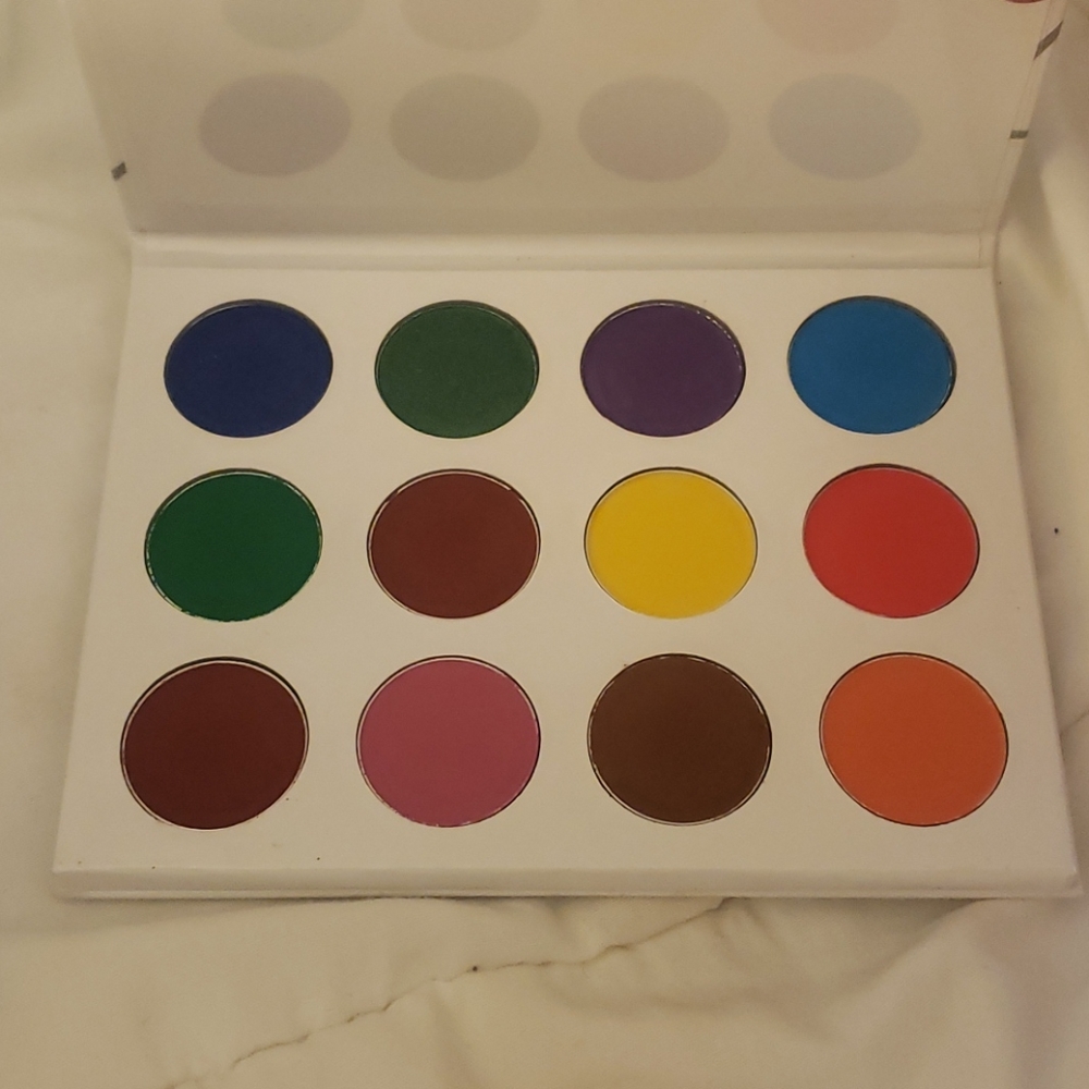 LE BRANDNEW Gourmande Girls X Batgirl Ekta Palette